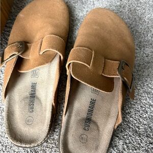 Gushionaire Women's Suede Mule Clogs in Tan